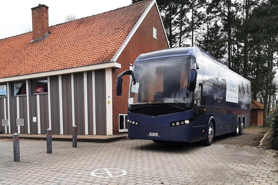 De testbus van het UZ Antwerpen reed donderdag voor bij ’t Kabazke in Meerhout-Zittaart om alle kinderen en leerkrachten te testen.