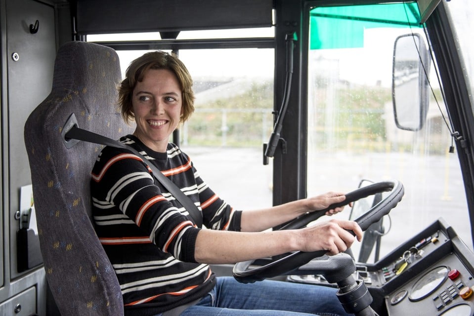 Onze reporter leert rijden met bus van De Lijn: “Pas op voor dat paaltje” (Luchtbal-Rozemaai) | Gazet van Antwerpen