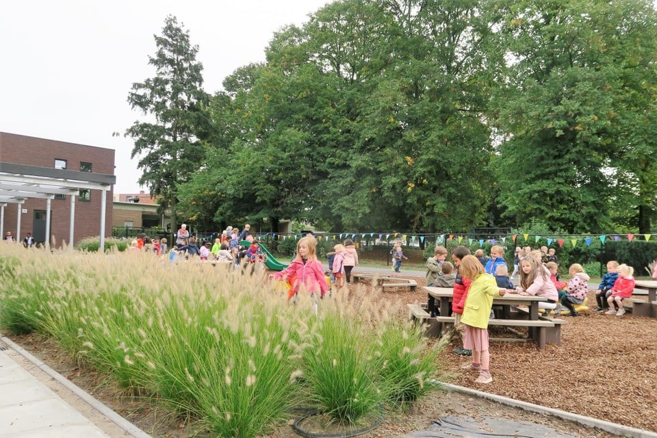 De groene speelplaats sluit mooi aan bij het Gelmelenpark op de achtergrond. 