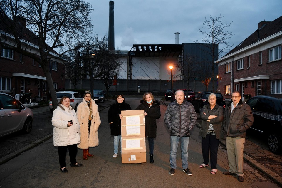 Twaalf bewoners van de wijk Moretusburg, in de schaduw van Umicore, stappen naar de rechter. “We wonen hier graag en we wonen hier goed. Wij willen niet gedwongen verhuizen”, zeggen ze.