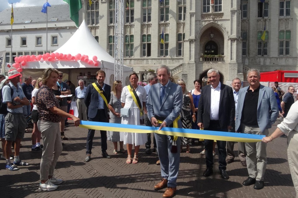 Burgemeester Lieven Dehandschutter opent officieel de Euromarkt.