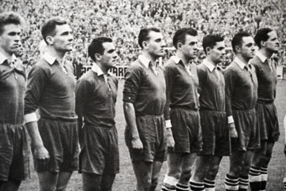 Lambert (vierde van links) en zijn ploegmakkers voor het treffen tegen het grote Real Madrid.
