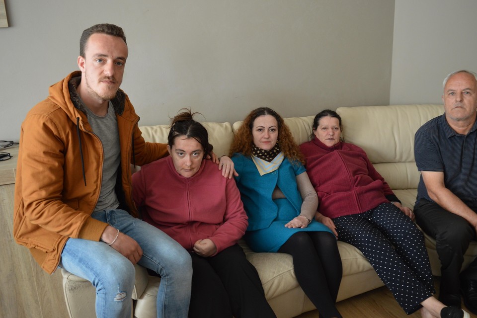 Mark (links) met zijn zus Lucjana, tolk Etleva, moeder Diella en vader Gjon. “Wij zijn geen profiteurs, wij vragen alleen een menswaardig bestaan.” 