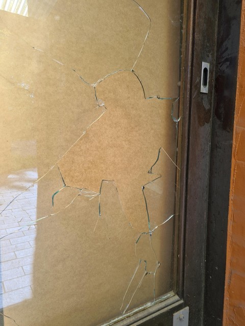 Toen de dief een ijzeren staaf door het raam mikte, werd de zaakvoerder in zijn woning boven de escaperoom gealarmeerd.