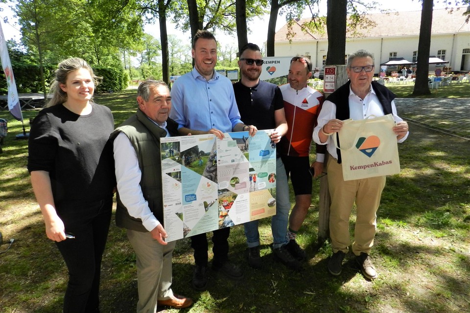 Regiomanager Kempen Michiel Debie (derde van rechts) stelt samen met de burgemeester van Hoogstraten en enkele schepenen de vernieuwde wandelkaart voor. 