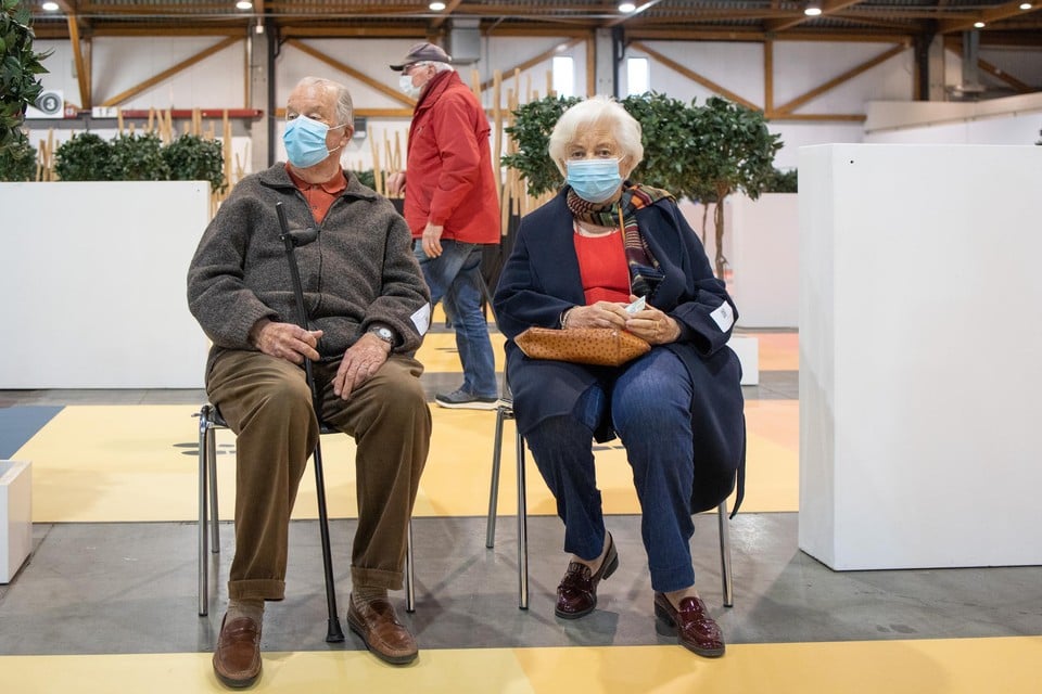 Koning Albert en koningin Paola werden wel samen uitgenodigd voor hun prik in de Heizel in Brussel.