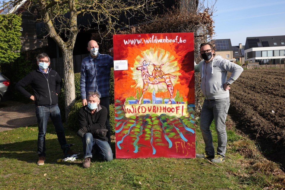 Wouter Coox, Chris Van Akeleyen, kunstenaar Francois Blommaerts en Philip Clinck stellen WildvanHoof voor.