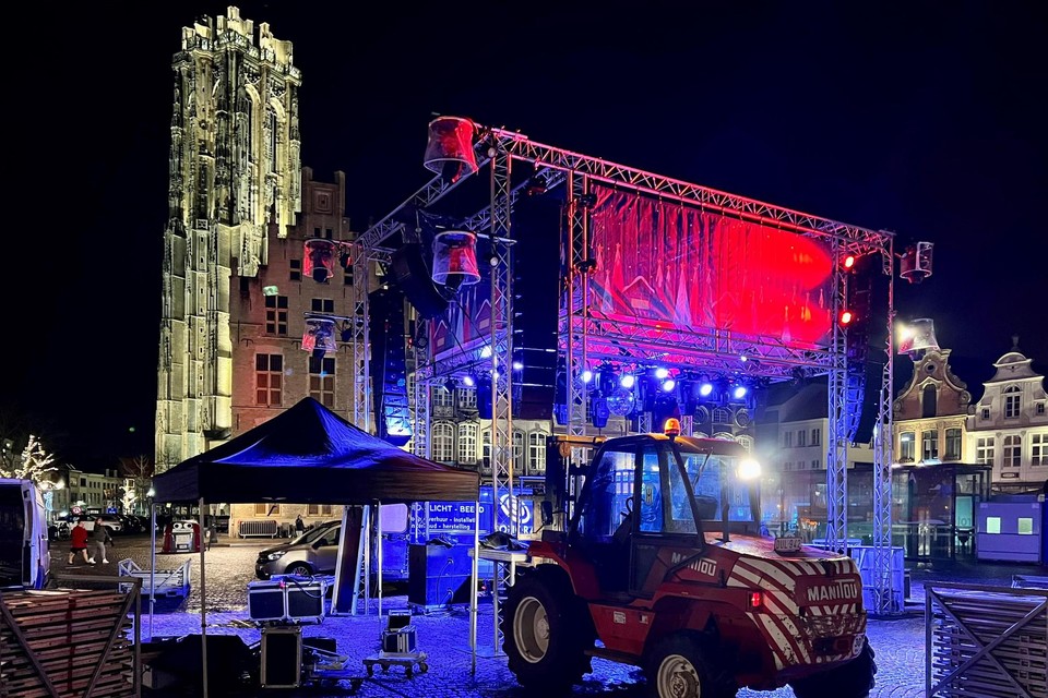 Het podium voor de deejays op de Mechelse Grote Markt was vrijdagavond al grotendeels klaar. 