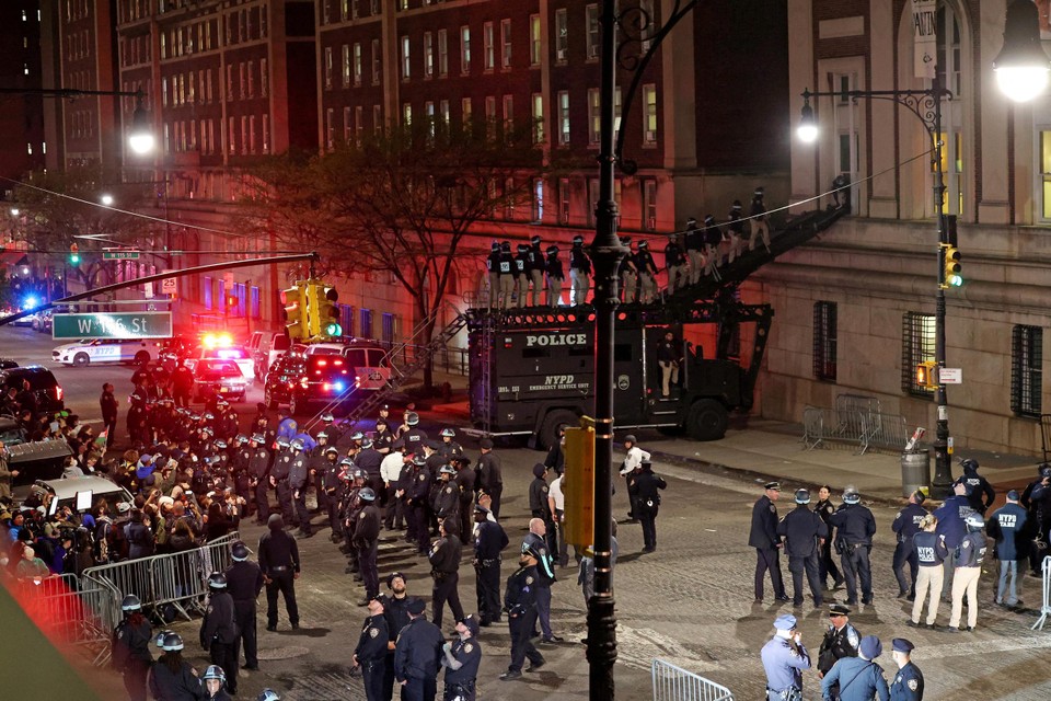 De New Yorkse politie drong dinsdagavond via een speciale politietruck een bezet universiteitsgebouw binnen.