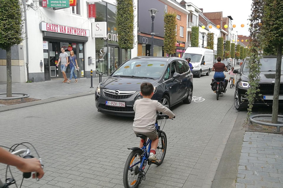 In de Nieuwstraat ondervinden fietsers onder meer last van automobilisten die op de weg dubbelparkeren.