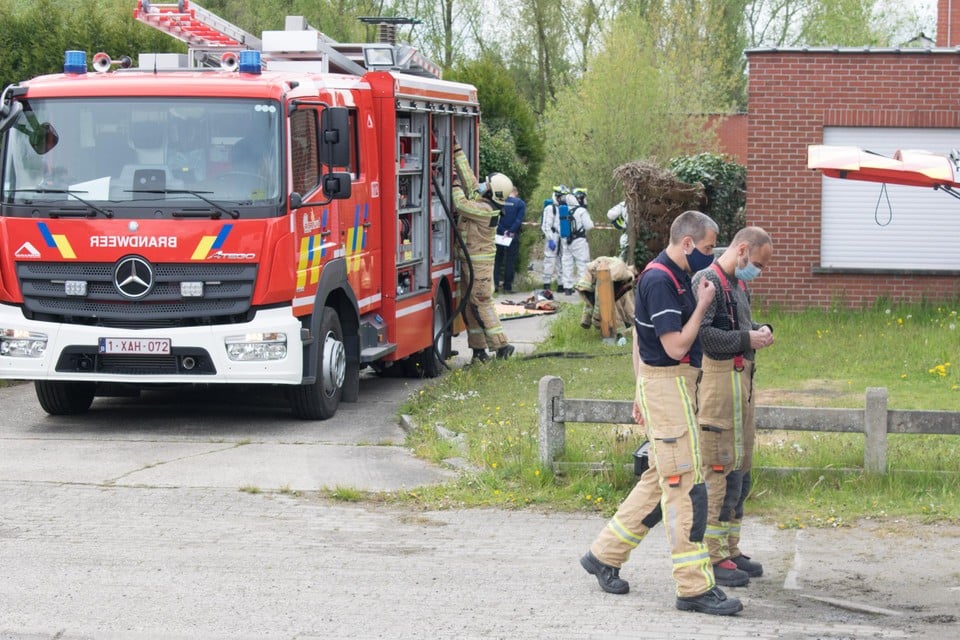 Bij de inval in de loods riep de politie de hulp in van de brandweer om metingen uit te voeren. Ook de Clan Lab Response Unit van de federale politie stapte ter plaatse af.