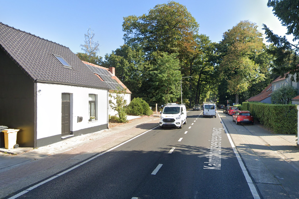 De Kalmthoutsesteenweg (N122) tussen de Kapelsestraat en het Dennenhuis