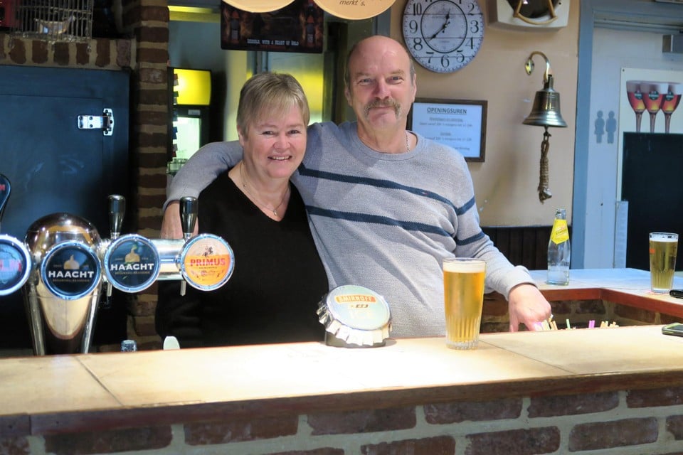 Agnes Van Mechelen en echtgenoot Jules Struyf, toen nog achter de toog van hun piepkleine cafeetje Kraabershoek, op de dag van hun afscheid in 2018. 