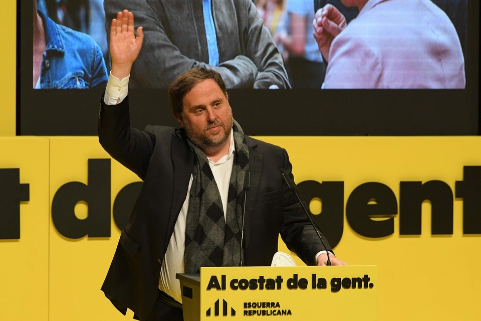 Oriol Junqueras, de tot 13 jaar celstraf veroordeelde leider van de links-nationalistische ERC, mocht de gevangenis even verlaten om enkele verkiezingsmeetings bij te wonen.