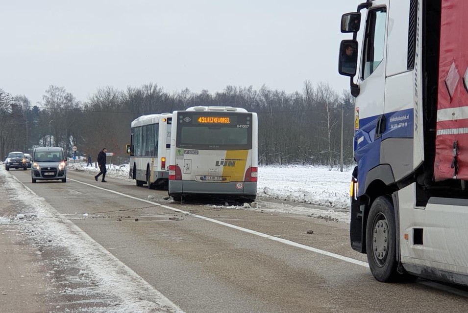 Een andere bus van De Lijn kwam ter plaatse om de gestrande bus te takelen en weer recht op de baan te zetten.