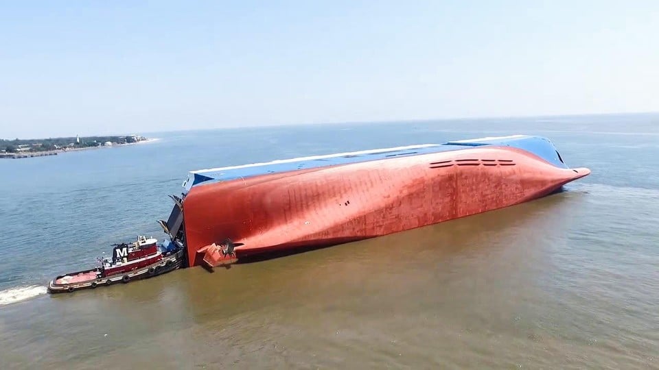 Het 200 meter lange cargoschip MV Golden Ray dat kapseisde nabij de haven van Brunswick in het Amerikaanse Georgia, in september 2019.