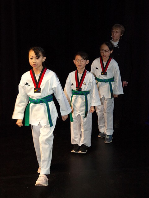 Taekwondo-talentjes﻿ May Sie en haar zusjes  betreden de scène onder luid applaus.