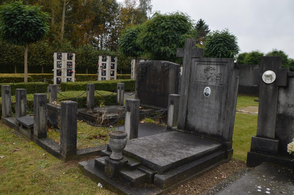 De begraafplaats in Oelegem. Ziet u een mooi verlaten graf, dan kan u peter of meter worden.