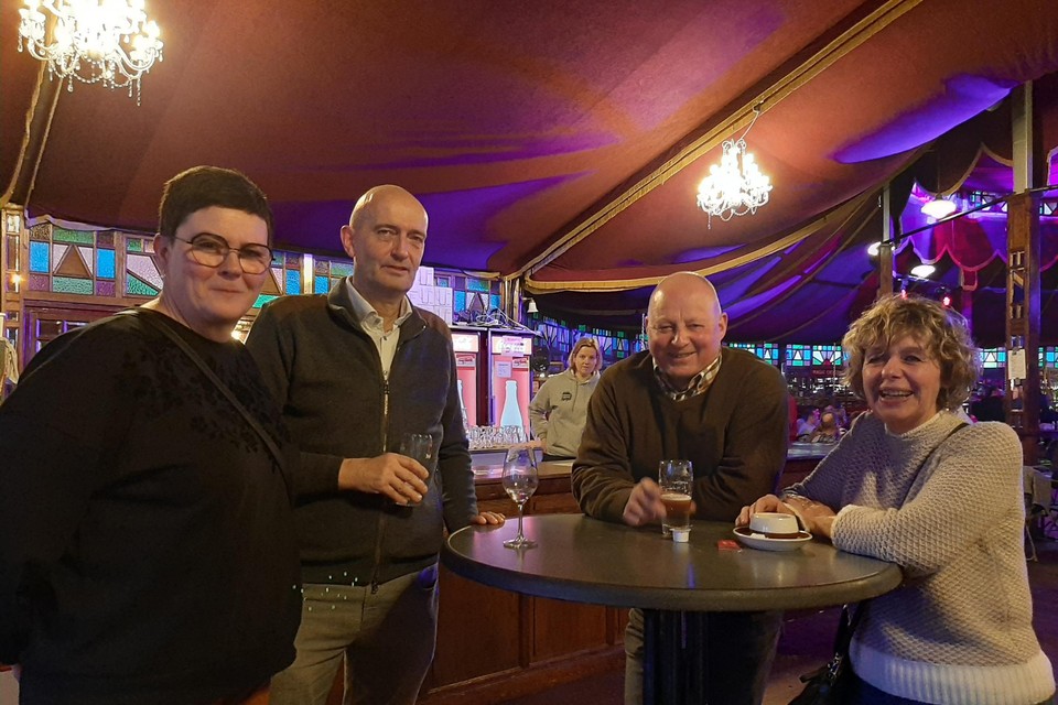 Schepenen Katrien Schryvers en Luc Kennis gingen zondag kermiswandelen, met een afzakkertje in de spiegeltent.