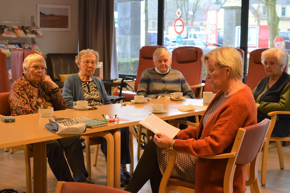 Ann De Groote leest een gedicht van Toon Hermans voor aan de bewoners van Residentie De Loteling in Zoersel. Kma
