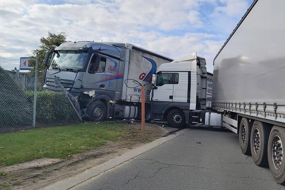 Eén truck ging door een omheining en kwam in de struiken tot stilstand