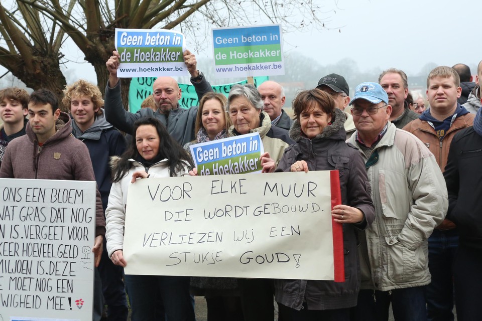 Al sinds 2016 protesteert de buurt tegen de verkaveling van Hoekakker