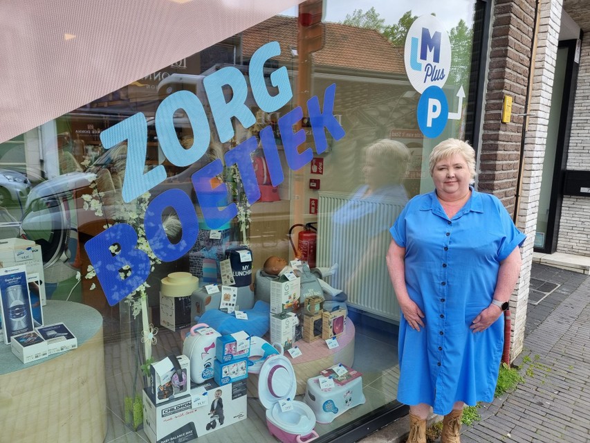 Martine Smits voor haar Zorgboetiek in de Dorpsstraat in Kapellen.
