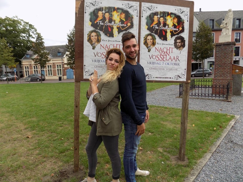 Lisa van Rossem en haar broer Joris bereiden zich in oktober 2016 voor op de Nacht van Vosselaar. Het optreden was het begin van een grote carrière voor Joris alias Metejoor. 