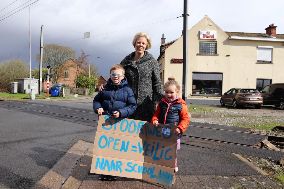 Roselien en haar kinderen zijn duidelijk: de spooroverweg moet open blijven.
