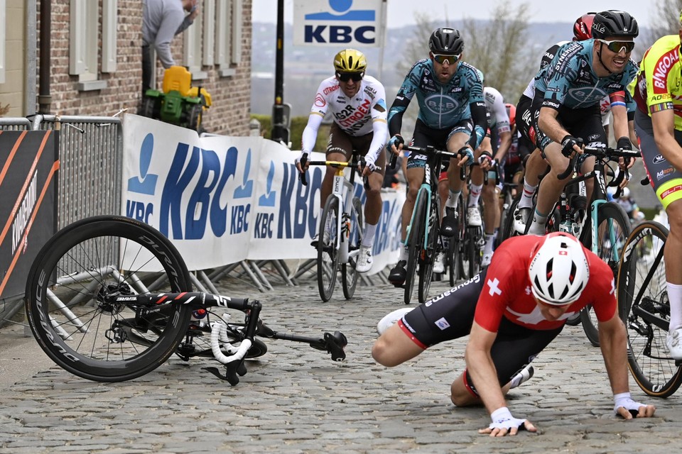 Stefan Küng ging tegen de grond tijdens de tweede passage op de Oude Kwaremont.