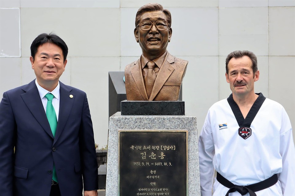 Louis Michez met Lee Dong-Sup, de president van Kukkiwon, het wereldhoofdkwartier van taekwondo in Zuid-Korea, 