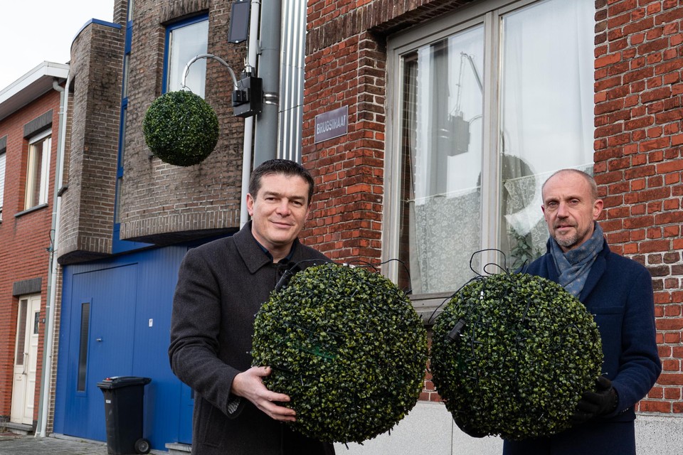 Schepenen Daan De Veuster (CD&V) en Kris Janssens (N-VA) presenteren de nieuwe milieuvriendelijke kerstverlichting.