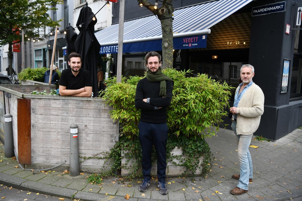 Oskar, Wolfram en vader Koen Ghesquière openen café Cousteau op de Paardenmarkt. 