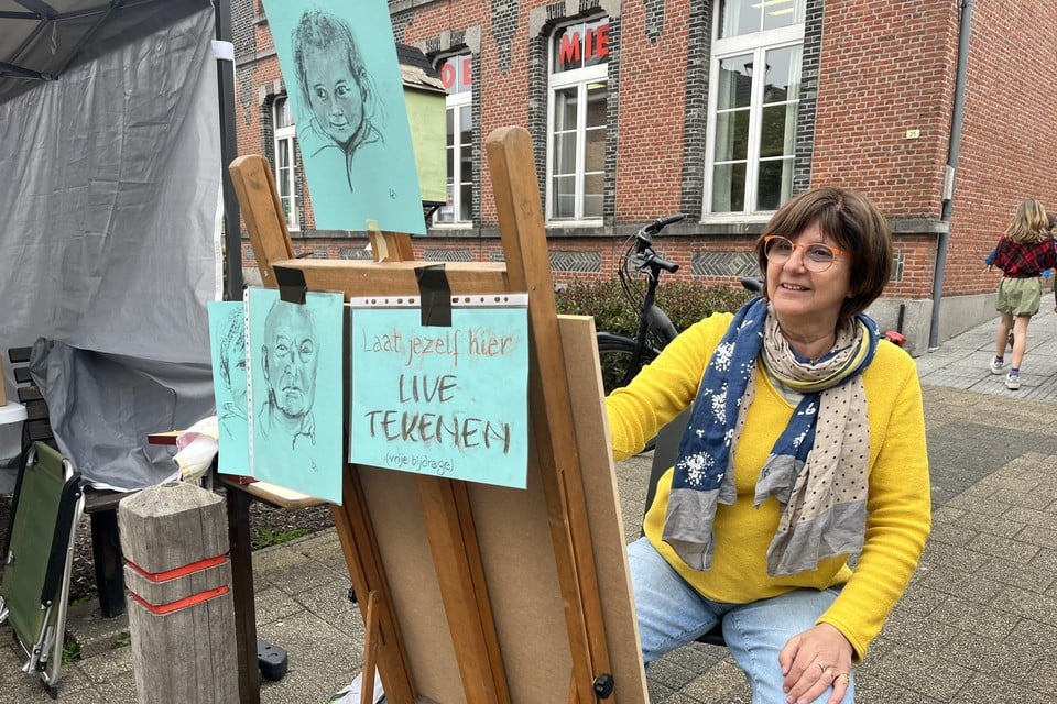 Linda Avet schetste samen met Tilly en Vera, alledrie verbonden aan de Academie in Broechem, live bezoekers van de avondmarkt.