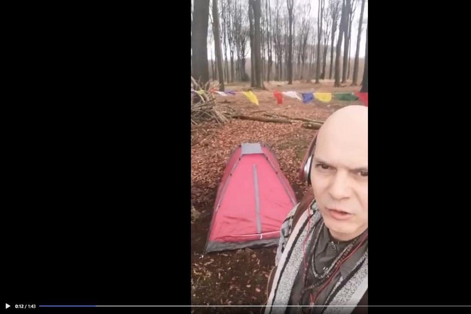 Luk Sips had al Nepalese gebedsvlaggetjes opgehangen en een iglotent gezet in het Donker Bos.