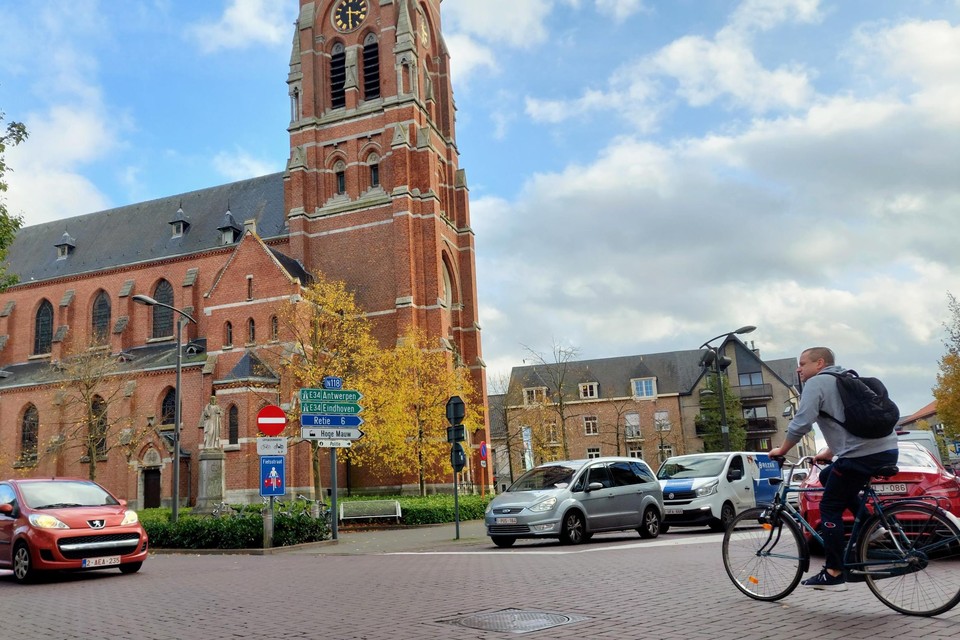 Het drukke kruispunt Vrijheid-Valken-Koeistraat, midden in het dorpscentrum, wordt vanaf vrijdag een hele week afgesloten.