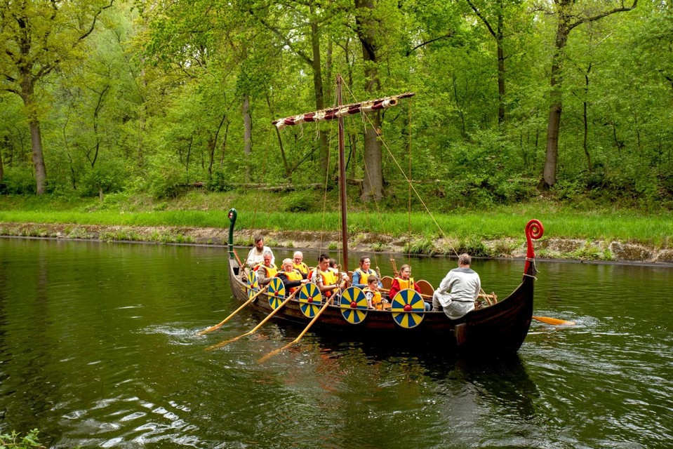 Het Vikinggenootschap is zondag ter plaatse met een vikingboot.