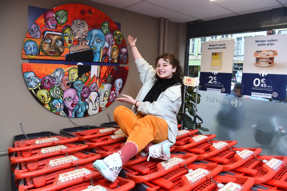 Kunstenares Denisa Teglas met een van haar werken in de Carrefour op de Turnhoutsebaan in Borgerhout hangt.