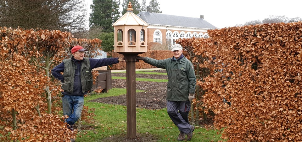 De makers van het mooie vogelvoederhuis Jan De Mulder en Walter Konings.  