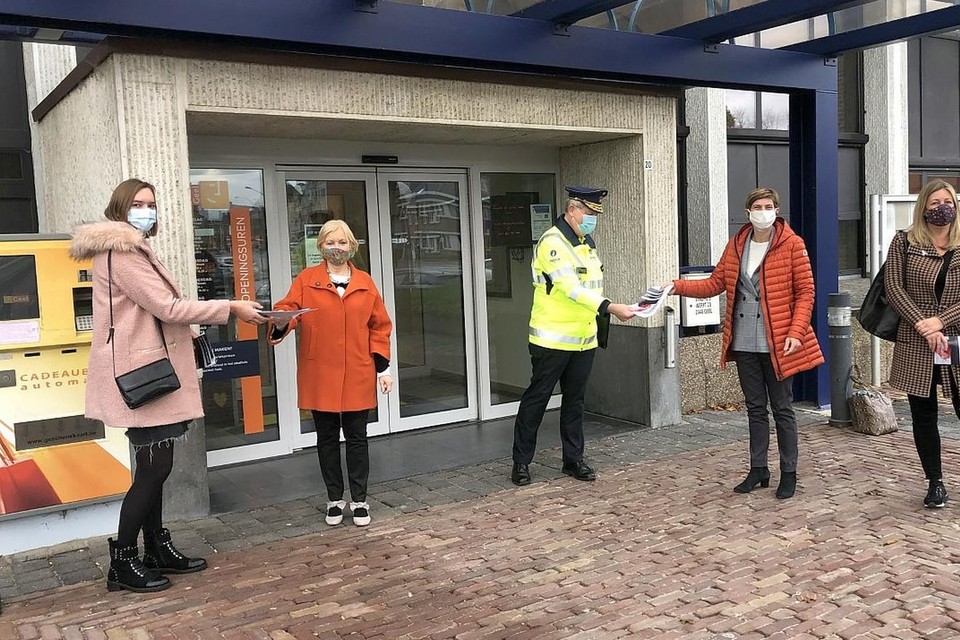 Karolien Leysen (links), Griet Smaers en Tinne Vangeel (beiden rechts) overhandigen hun eisenbundel aan burgemeester Vera Celis (tweede van links) en korpschef Dirk Van Aerschot (midden).