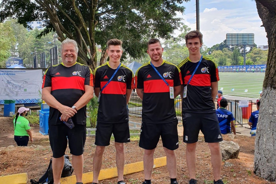 Teammanager Francis Notenboom met Senna Roos, Ben Adriaensen en Jarno De Smedt.