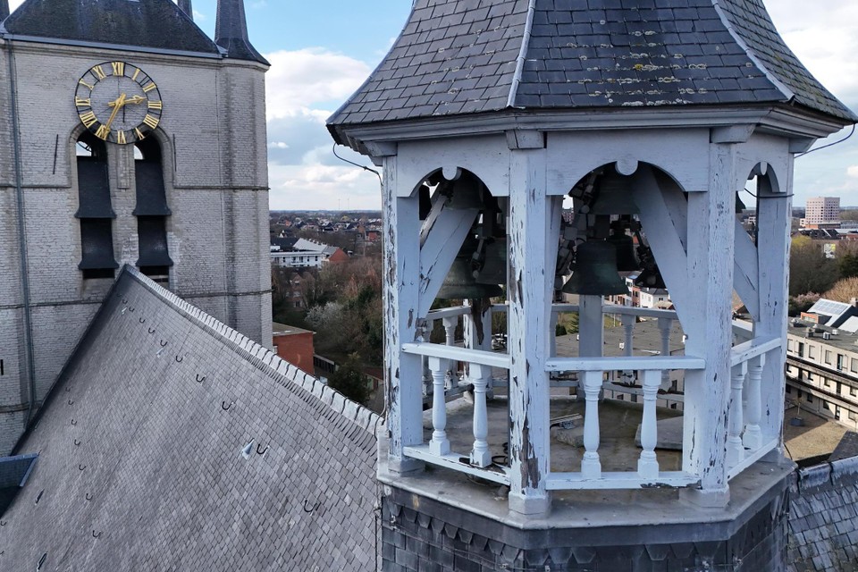 De vieringtoren op de Sint-Amandskerk in Geel is in slechte staat en wordt opgeknapt.