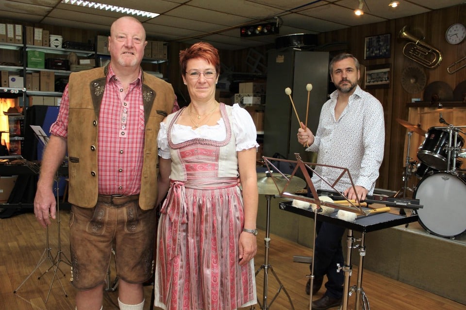 Jan Augustijnen met Tim Janssens en Patricia Busschots, die al gekleed zijn voor het Tirolerfeest.