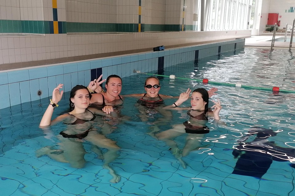 Fiona, Kelly, Bianca en Silvana nemen even een rustpauze.