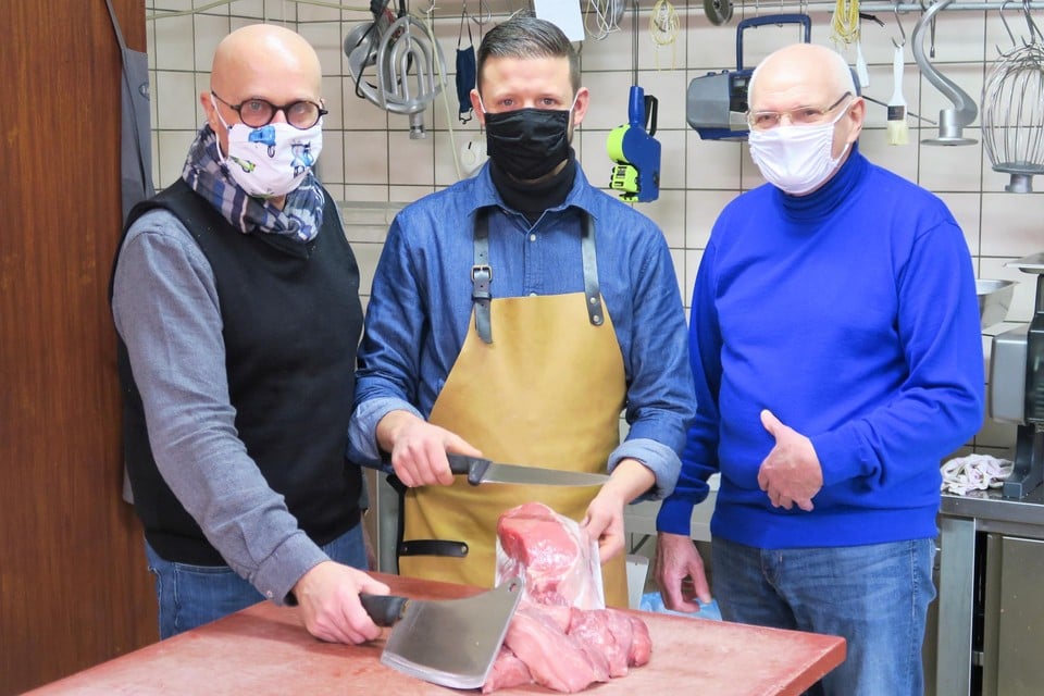 ‘Slagerkes’ Jean-Paul Doms, John Van Wijnsberghe en Darragh Perez samen aan het kapblok.
