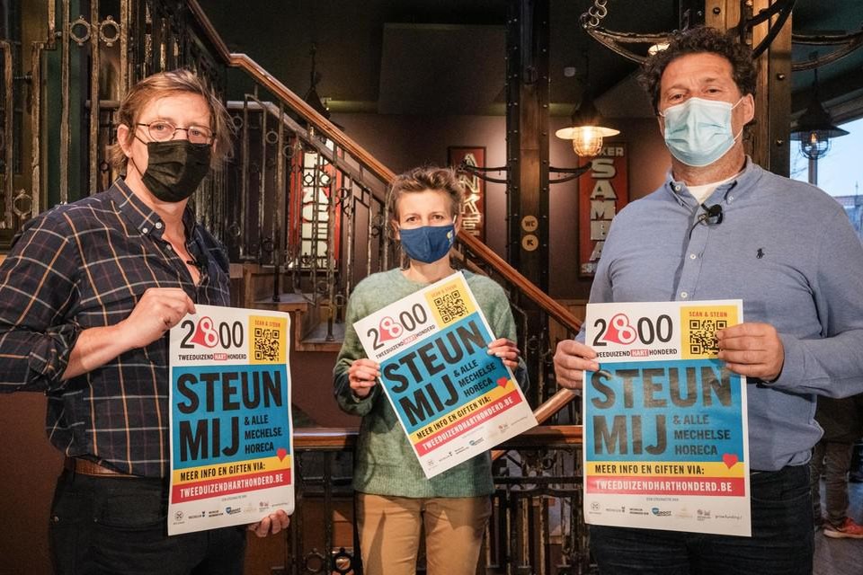 Brouwer Charles Leclef, schepen Greet Geypen en Christian Michiels, voorzitter van Horeca Mechelen.