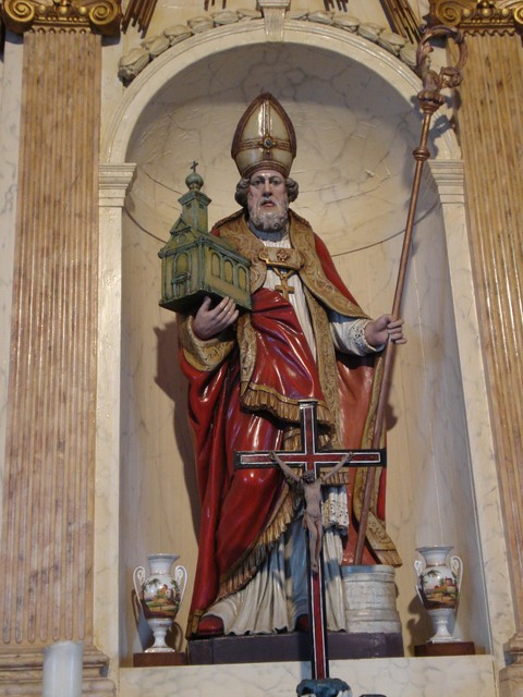Het beeld van Sint-Willibrordus in de kapel van Westdoorn.