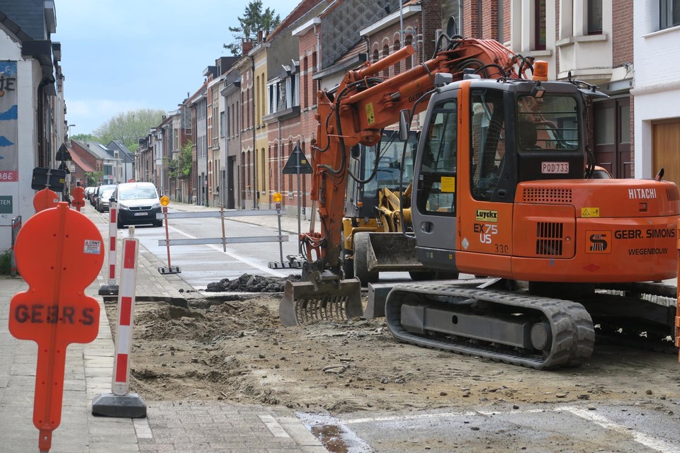 De Verbertstraat wordt uitgerust met snelheidsremmers. Daardoor moet het verkeer tot 11 juni rond deze belangrijke invalsweg geleid.