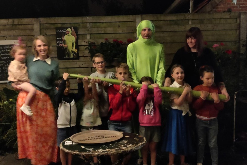 De titel van de langste rechte cucuzi (182 centimeter) ging naar Inneke Peeters (rechts op foto).