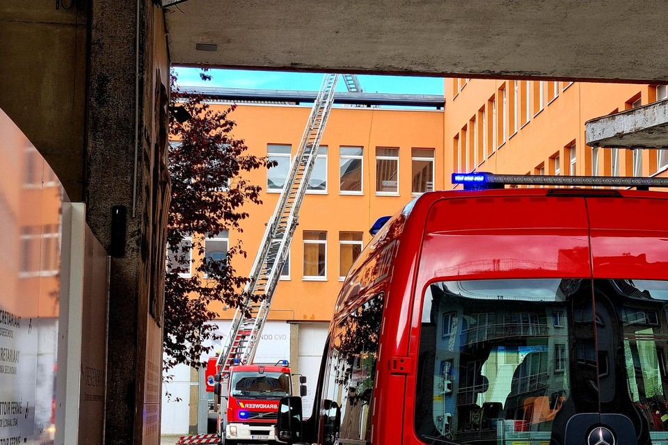 De brandweer verstevigde de dakbedekking met zandzakjes en haalde ook stenen weg die dreigden te vallen